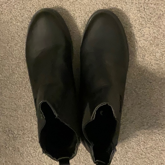 Cute Low heel boot..true to size worn once - Picture 2 of 6